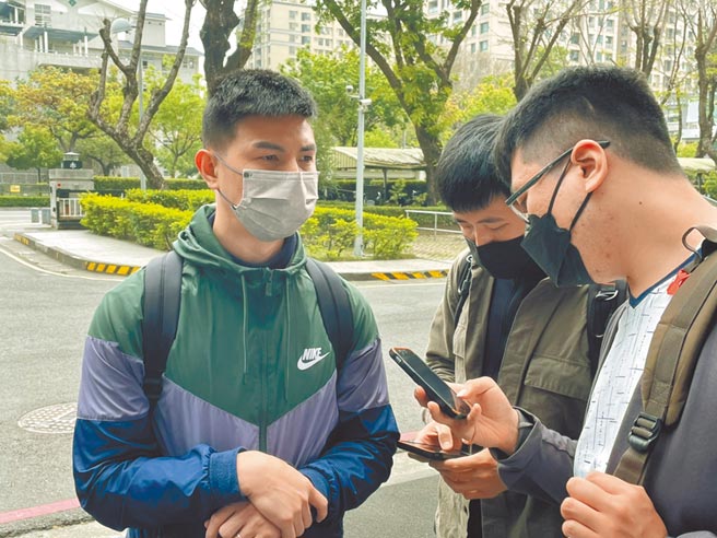 前手球国手陈宥宪（左）遭高雄高分院依诈欺罪判处1年2月徒刑定谳，但由于陈宥宪经医学鑑定失明且在民事部分再审连获胜诉，高雄高分检主动为他提出再审，高雄高分院1日首度开调查庭。（洪浩轩摄）