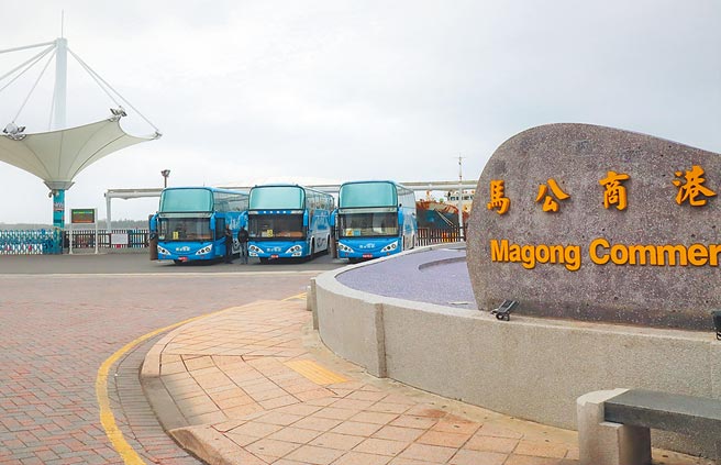 澎湖石沪广场旁停了3辆崭新的游览车，可惜没船靠岸，让业者「等呒人!」。（张茂雄摄）