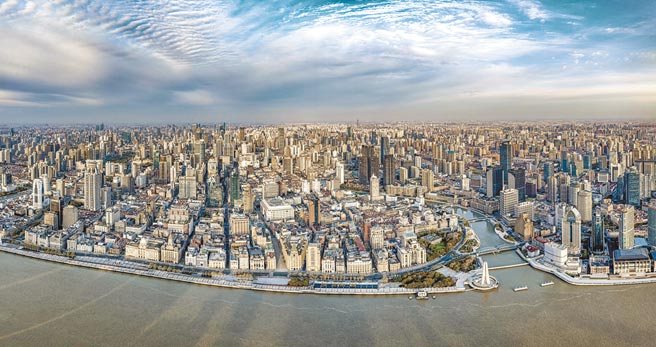 繼浦東之後，上海4月1日起展開浦西地區全員核酸篩查，在此期間全域靜態管理。圖為4月1日清晨拍攝的上海浦西。（新華社）