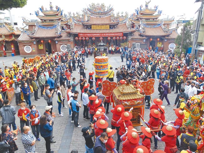 「旱溪媽祖遶境18庄」昨日展開，廟埕外擠滿民眾，隊伍配合中央防疫措施，戴口罩及打滿3劑疫苗等規定。（讀者提供／張妍溱台中傳真）