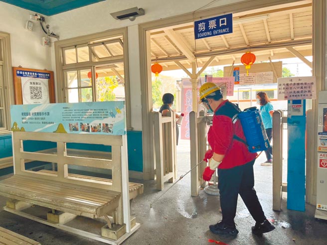 基隆市公布确诊的外籍女子曾到集集火车站，防疫人员进行清消。（南投县政府提供／廖志晃南投传真）