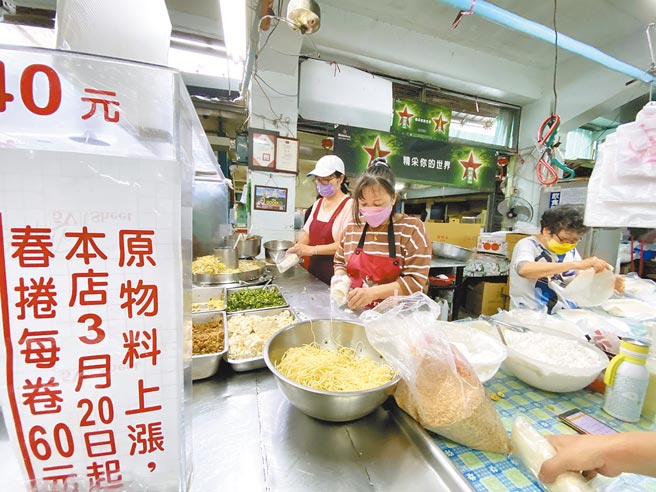 清明节到了，嘉义市东市场老字号春卷店调涨价格，买气依旧。（廖素慧摄）