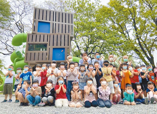 屏东高树乡特色游具「森林狂想曲」，赶在儿童节前夕完工启用。（林和生摄）