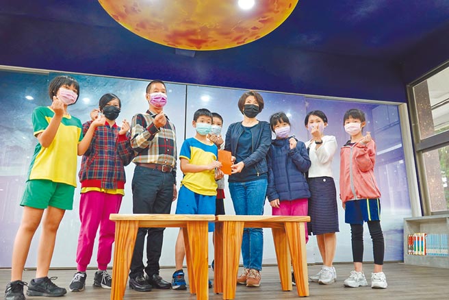 為幫助家庭遭逢變故的學生，台東縣豐榮國小木工社自發舉辦愛心義賣，台東縣長饒慶鈴（右四）及市長張國洲（左三）也響應認購。（蔡旻妤攝）