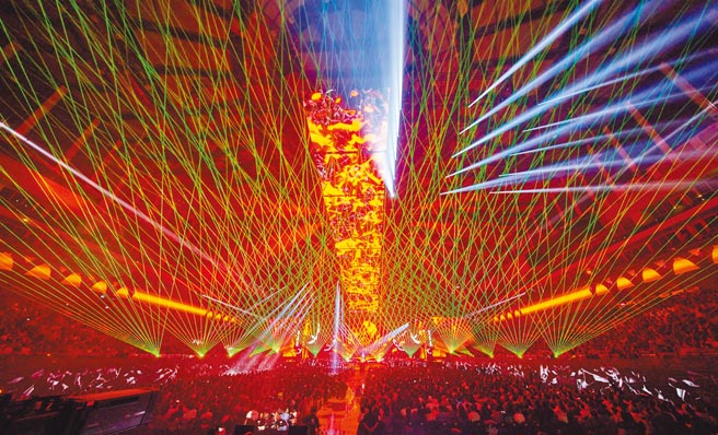 此套巡演硬体设计超立体，将观眾感官全面包覆。（声动娱乐提供）