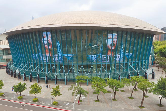 小巨蛋外大萤幕播放宣传影片，宣告天后霸气回归。（声动娱乐提供）