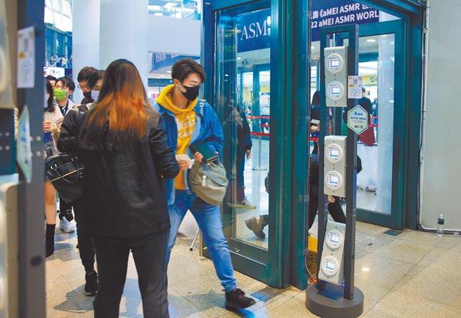 昨每个入口都架设立柱式抑菌器，彻底加强防疫。（声动娱乐提供）