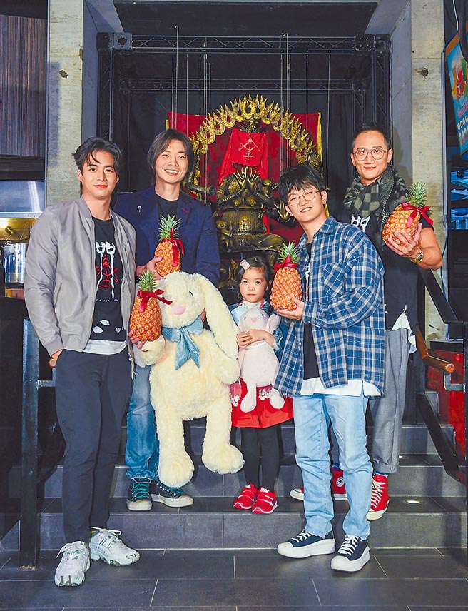 《咒》成为今年首部票房破亿的台片，林敬伦（左起）、导演柯孟融、黄歆庭、阿Q、高英轩昨拿凤梨庆祝。（牵猴子提供）