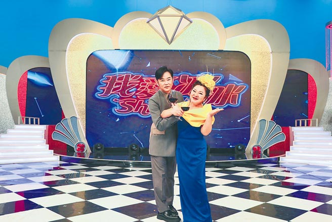 白冰冰（右）、阳帆喝交杯酒庆祝主持的《我爱冰冰Show》3周年。（中视提供）饮酒过量有碍健康