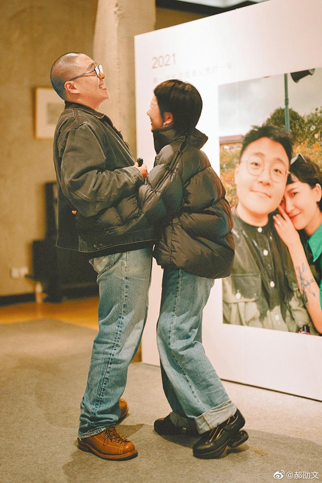 郝劭文（左）昨开心宣布向女友林寧瑞求婚成功。（摘自微博）