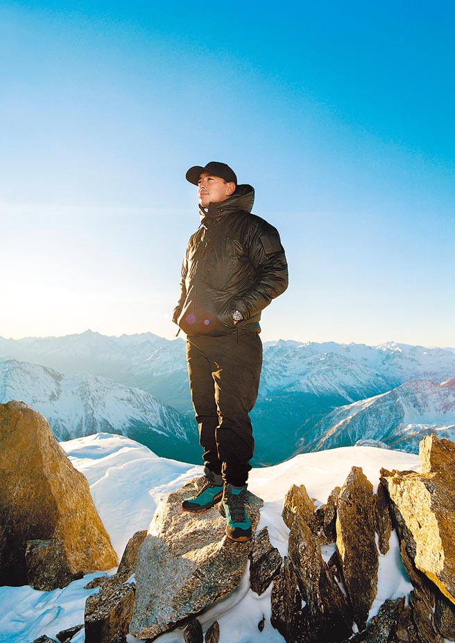 万宝龙邀请登山男神Nimsdai Purja代言1858系列Geosphere世界时间计时「零氧」限量表，并将于5月登上珠穆朗玛峰顶峰进行测试。（Montblanc提供）