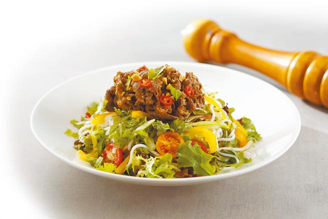 吉比鮮釀餐廳推出春季新菜及優惠，圖為「越式牛肉米線沙拉」。（吉比鮮釀餐廳提供）