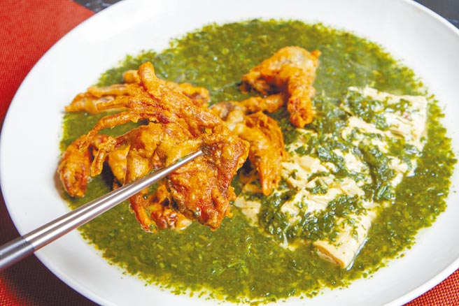 點水樓推出一系列季節新菜色，其中「薺菜軟殼蟹」結合炸至金黃香酥的軟殼蟹及翠綠薺菜，香氣四溢。（點水樓提供）