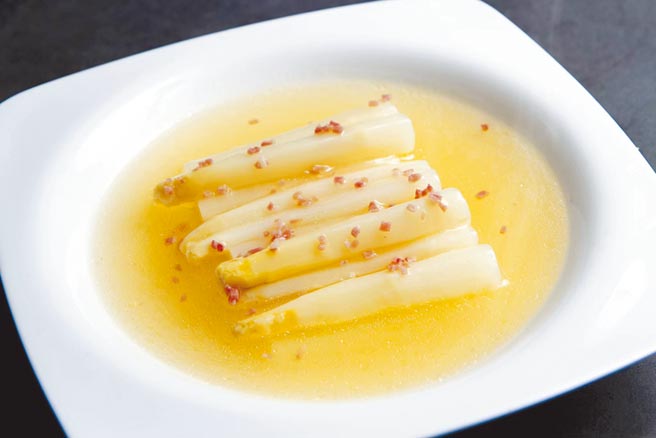 點水樓使用中式餐廳少見的白蘆筍做成人氣料理「雞汁白蘆筍」。（點水樓提供）