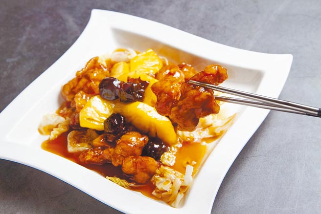 金鑽鳳梨梅子雞。（點水樓提供）