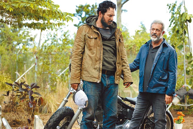 梅尔吉勃逊（右）在《玩命猎杀》中派柯尔豪瑟前往巴拿马进行卧底行动。（采昌提供）