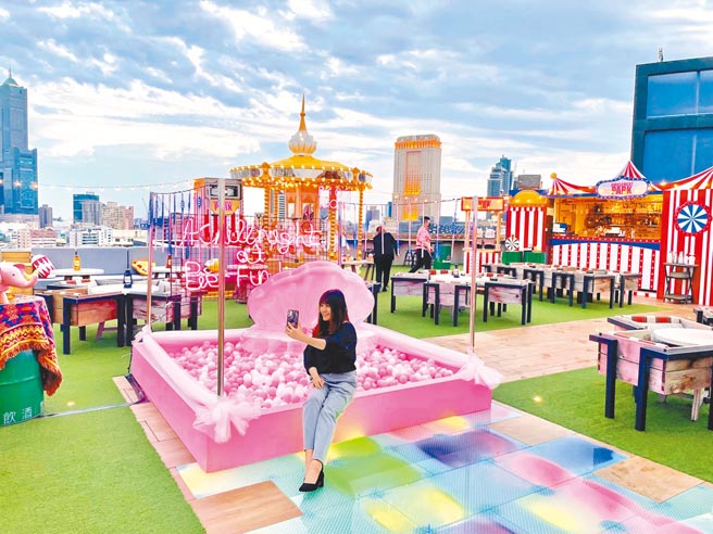 Pier No.1將粉紅夢幻球池、旋轉木馬等搬進酒吧，同時設計遊戲讓賓客闖關後抽獎。（何書青攝）