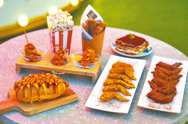 在「酒精遊樂園」中也有多款美式樂園風的美食可點購。（何書青攝）