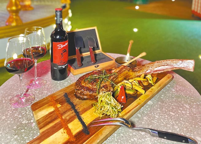 適合三五好友一起享用的「52盎司戰斧牛排分享餐」。（何書青攝）