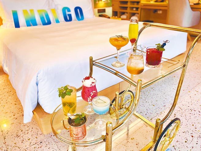 高雄中央公園英迪格酒店即日至6月30日推出的「12巡禮住房專案」，將12杯特調直送房內讓賓客喝過癮。（何書青攝）飲酒過量 有礙健康