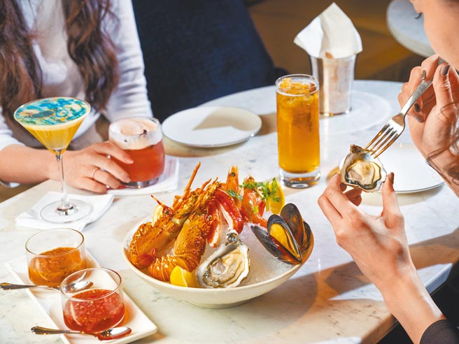 台北文華東方酒吧M.O. Bar推出「醉愛微醺」暢飲專案，讓賓客暢飲精選紅白酒、8款雞尾酒及4款水果風味無酒精特調，還能以優惠價格享用鮮美的海鮮料理。（台北文華東方酒店提供）飲酒過量 有礙健康