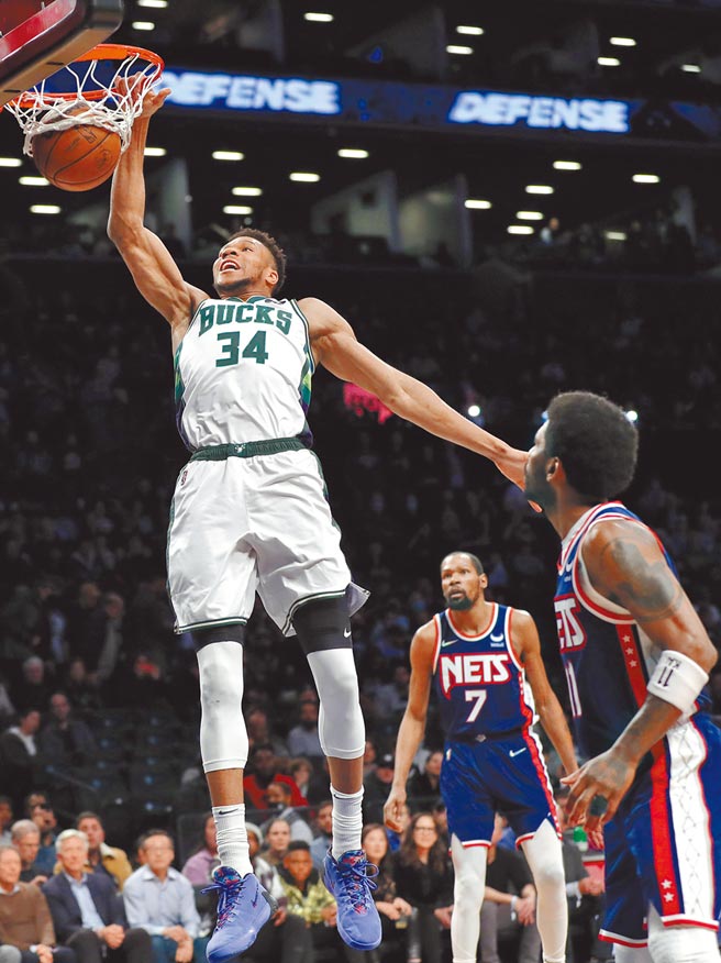 公鹿「字母哥」阿提托康波（左）右手猛扣得分，后方篮网球星杜兰特（中）也只能望球兴嘆。（美联社）