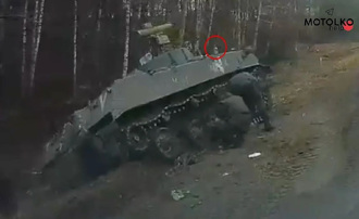 俄軍BMD-2裝甲車翻落路邊 原因竟是士兵酒駕