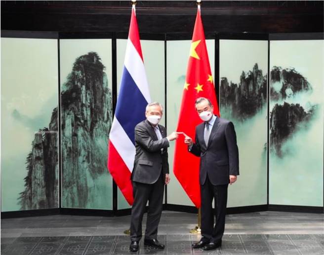 4月2日，中国国务委员兼外长王毅在安徽屯溪同来华访问的泰国副总理兼外长敦举行会谈。（中国外交部官网）