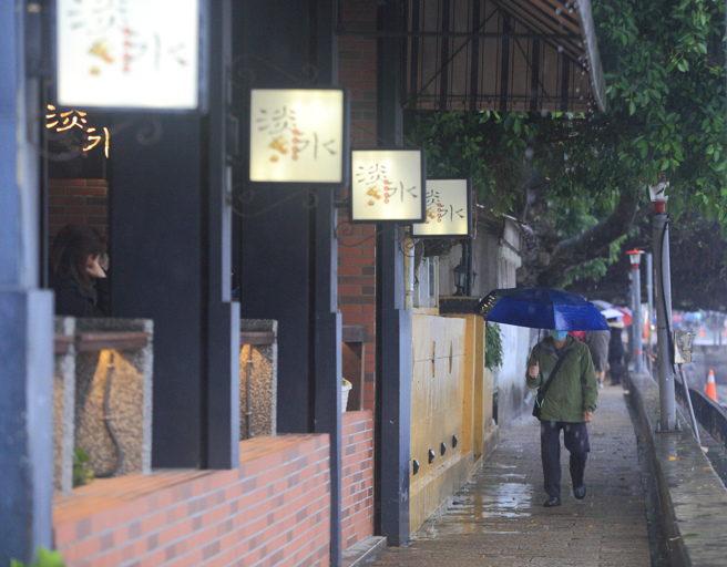今天受到大陆冷气团及华南云雨区东移影响，北北基等10县市发布大雨特报，淡水河岸边的观光客也变得稀稀落落。（张铠乙摄）