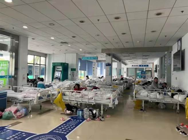 因为强制分离，上海大量婴幼儿被单独隔离的照片和视频在中国大陆的网路上流传。（大陆民眾微信截图）