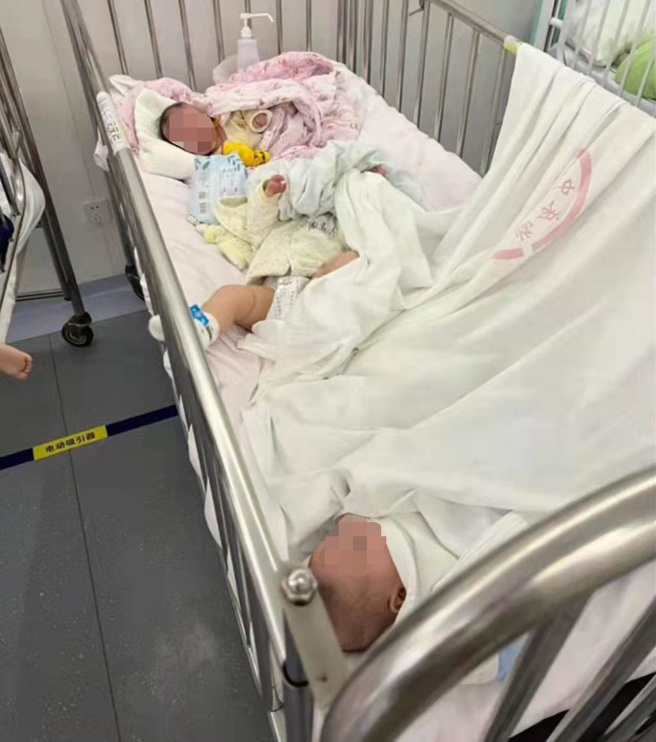 多张照片显示，隔离点内有许多带铁栏的婴儿床，有三名婴儿挤在一张床上，其中一个孩子的头被床单盖住；旁边的床上至少有三名幼儿，有的躺着，有的扶着床栏站着，十分拥挤。（大陆民眾微信截图）