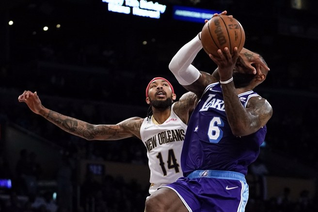 英格拉姆(左)到现在仍很不满当年被湖人交易到鹈鹕。(美联社资料照)