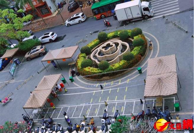 三亚一社区门口正在准备进行核酸检测。（文匯网）