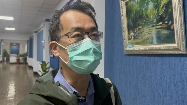 教育處長杜國正表示，確診學生於居家隔離期間二採陰轉陽，在校接觸者感染機會非常低。（陳彩玲攝）