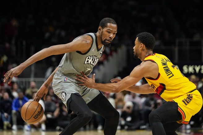 杜兰特(左)今天虽轰生涯新高55分，篮网还是输了。(路透)