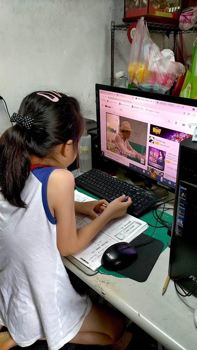 疫情增加了孩子网路的使用。（基督教救助协会提供／林志成台北传真）