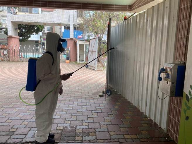 新竹市3日新增2例确诊个案，其中1例为已匡列居隔的关东国小学童。图为日前市府紧急前往校园清消情形。（新竹市政府提供／陈育贤新竹传真）