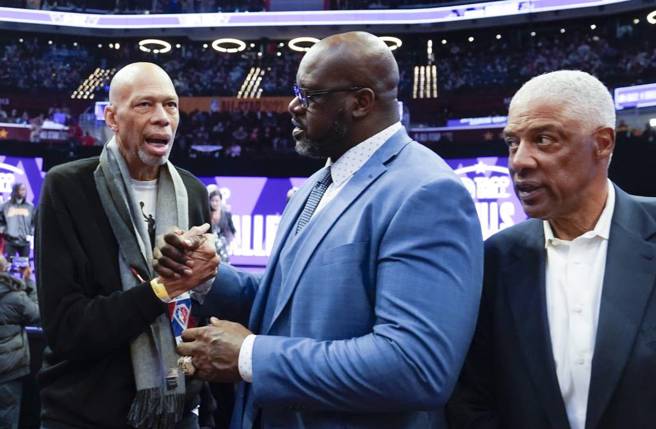 贾霸(左起)、欧尼尔、J博士在2022年明星赛相聚。（美联社资料照）