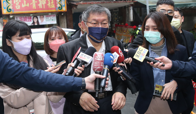 新冠疫情持续增长，台北市长柯文哲（左）与副市长黄珊珊3日至艋舺青山宫参拜。（陈君玮摄）