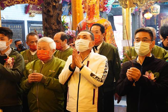 新北市树林济安宫已连续举办25年的保生大帝圣诞文化祭，吸引各地信徒朝圣，新北市长侯友宜今也前往参拜。（蔡雯如摄）
