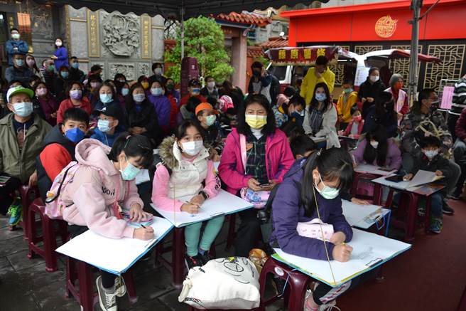 新北市树林济安宫已连续举办25年的保生大帝圣诞文化祭，吸引各地信徒朝圣，新北市长侯友宜今也前往参拜。（蔡雯如摄）