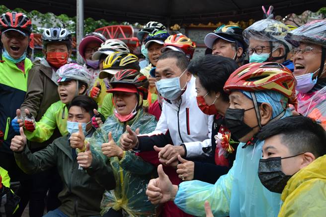 新北市树林济安宫已连续举办25年的保生大帝圣诞文化祭，吸引各地信徒朝圣，新北市长侯友宜今也前往参拜。（蔡雯如摄）