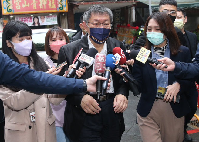 新冠疫情持续增长，台北市长柯文哲（中）3日至艋舺青山宫参拜接受媒体访问。（陈君玮摄）