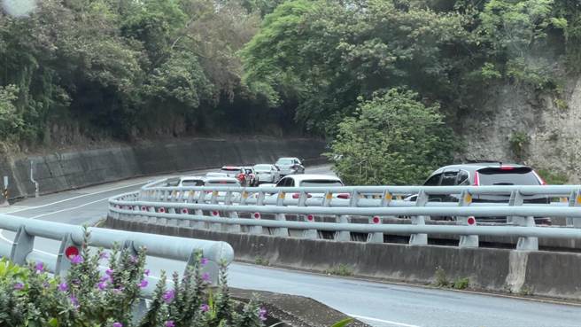 台东县景点涌入游客人车潮。（蔡旻妤摄）