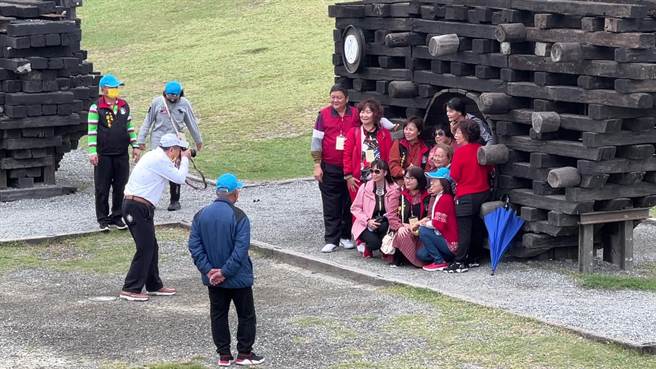 台东县景点涌入游客人车潮。（蔡旻妤摄）