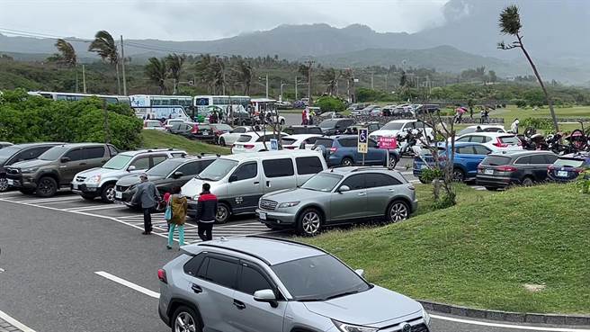 台东县景点涌入游客人车潮。（蔡旻妤摄）