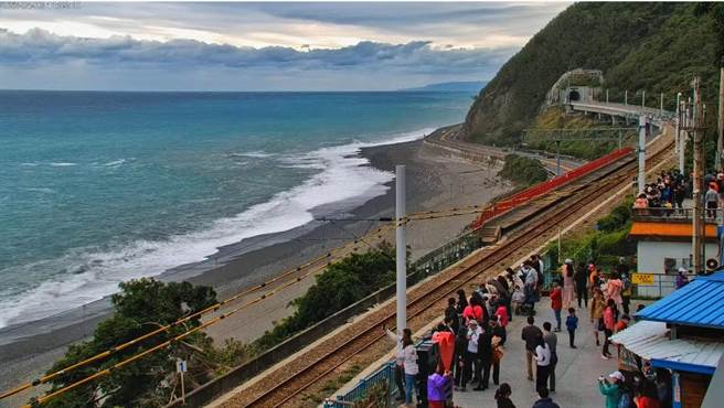 多良车站游客多。（摘自多良车站即时影像）