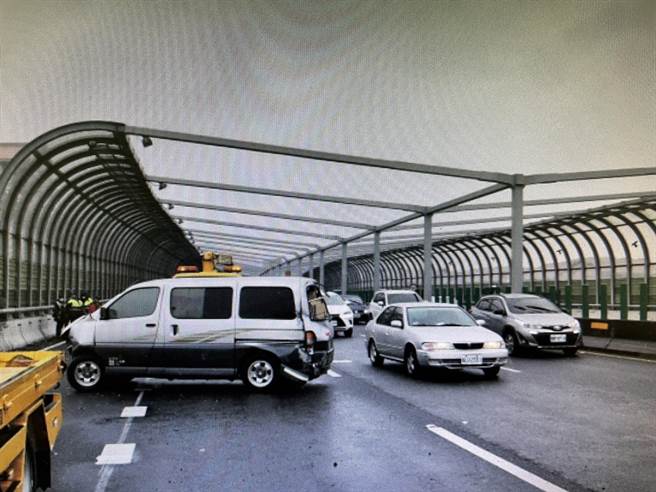 林男驾驶厢型车，一时失控自撞右侧护栏翻车，车头严重毁损。(民眾提供)