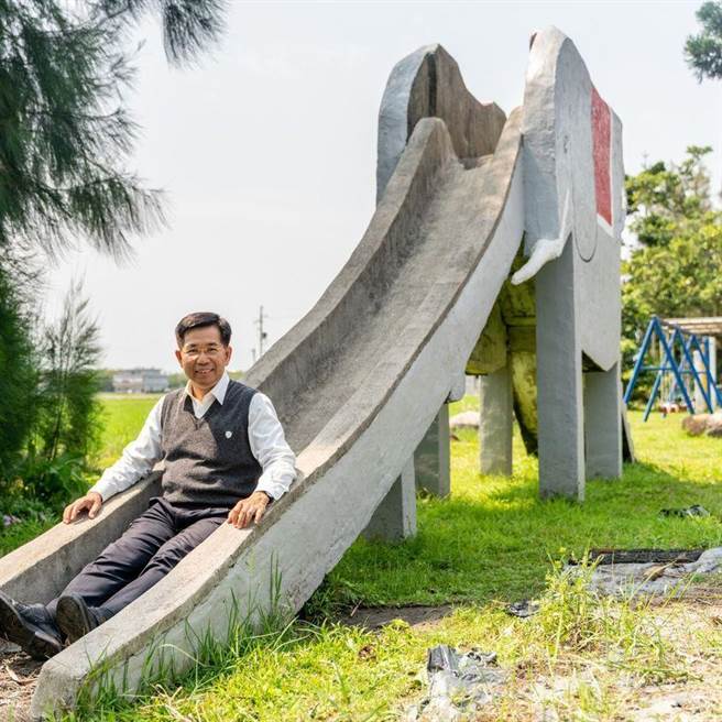 教育部长潘文忠坐在他以前就读小学内一座大象溜滑梯的滑道上。（摘自潘文忠脸书）