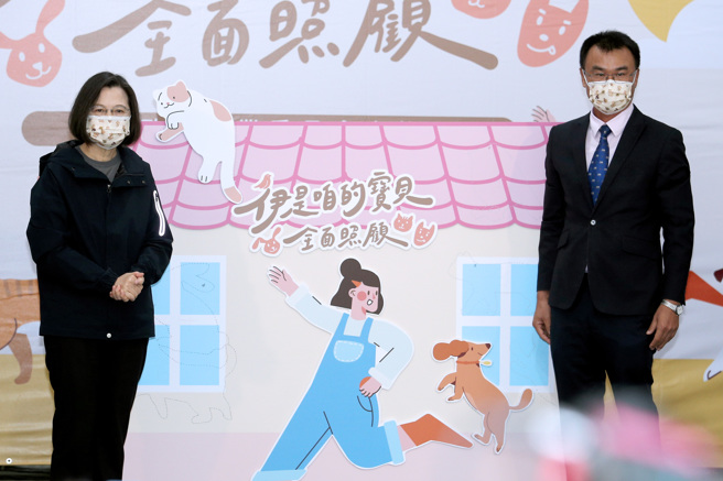 蔡英文總統（左）、農委會主委陳吉仲（右）3日出席「寵物管理科動起來」啟動儀式。（黃世麒攝）